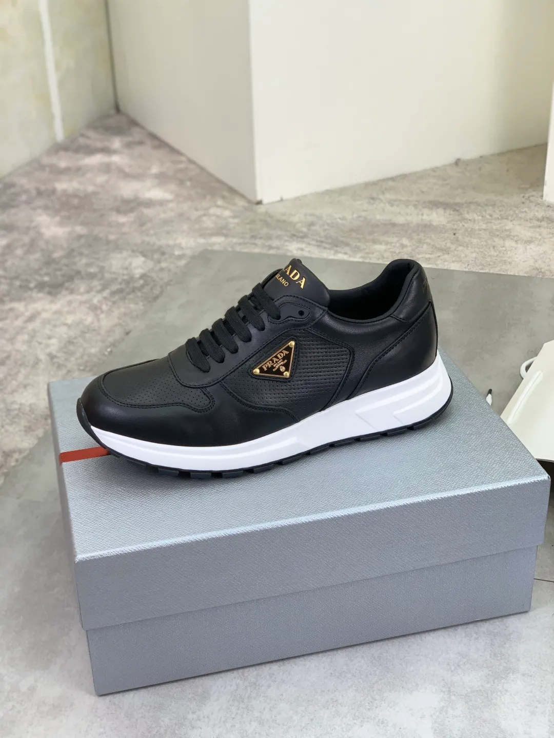 Men's shoes 💰P580💰 [New style] High version official website popular models are on the market, 🆘 Trendy brand (Prada) mainly promotes popular models, avant-garde and versatile fashion men's shoes private version mold opening, cowhide surface splicing 1:1.. Fashionable and simple, original imported cowhide lining cowhide feet; the atmosphere and personality are more fashionable, eye-catching and pursuing class. It will subvert the old idea and be a must-have for fashion trendsetters with you! Must keep it for yourself! Tall and comfortable, large and low, high-end quality workmanship. Size: 38-45; 5️⃣ colors available.